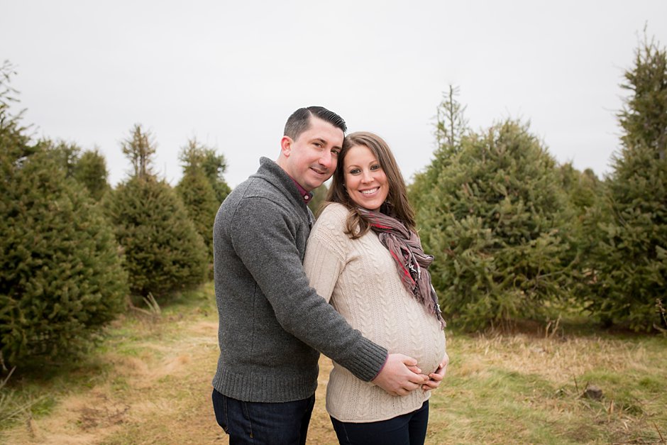 christmas-tree-farm-maternity-session_0003