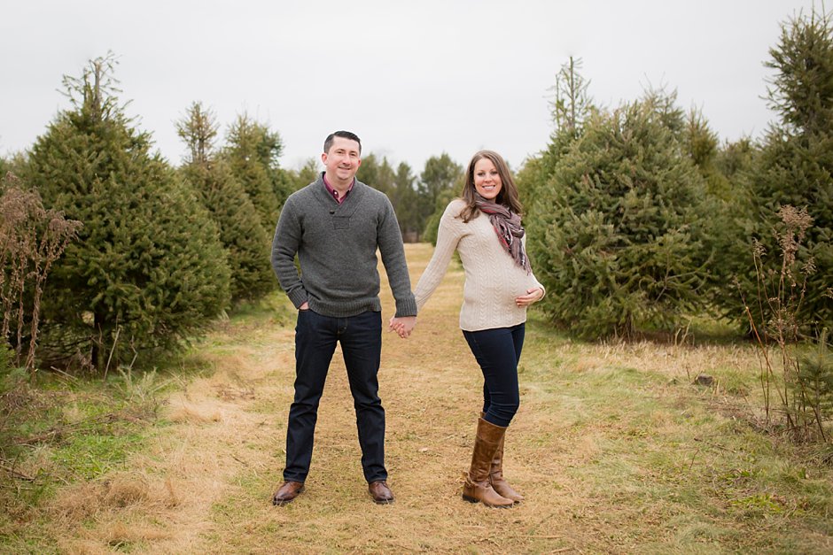 christmas-tree-farm-maternity-session_0004