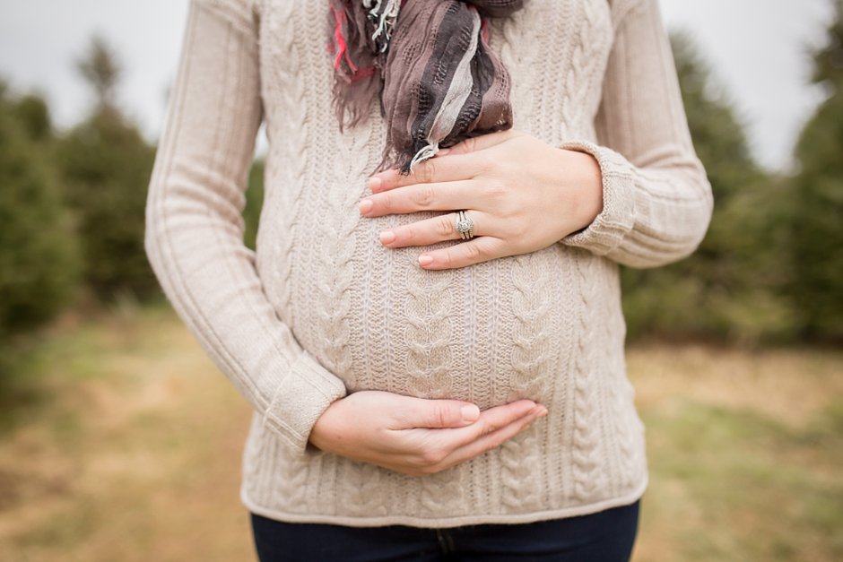 christmas-tree-farm-maternity-session_0007