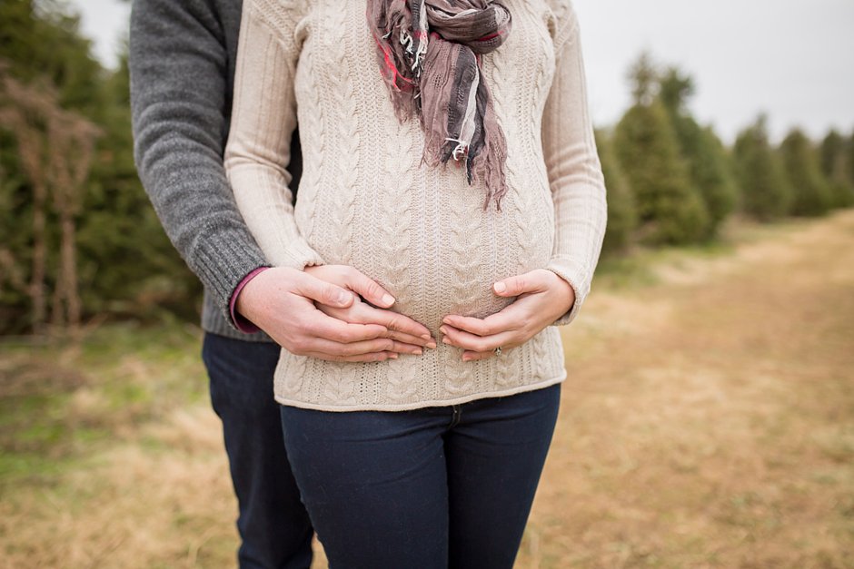 christmas-tree-farm-maternity-session_0009