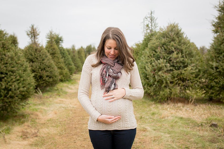 christmas-tree-farm-maternity-session_0010