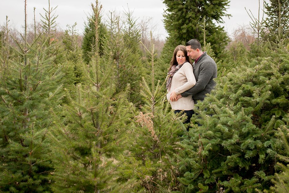 christmas-tree-farm-maternity-session_0018