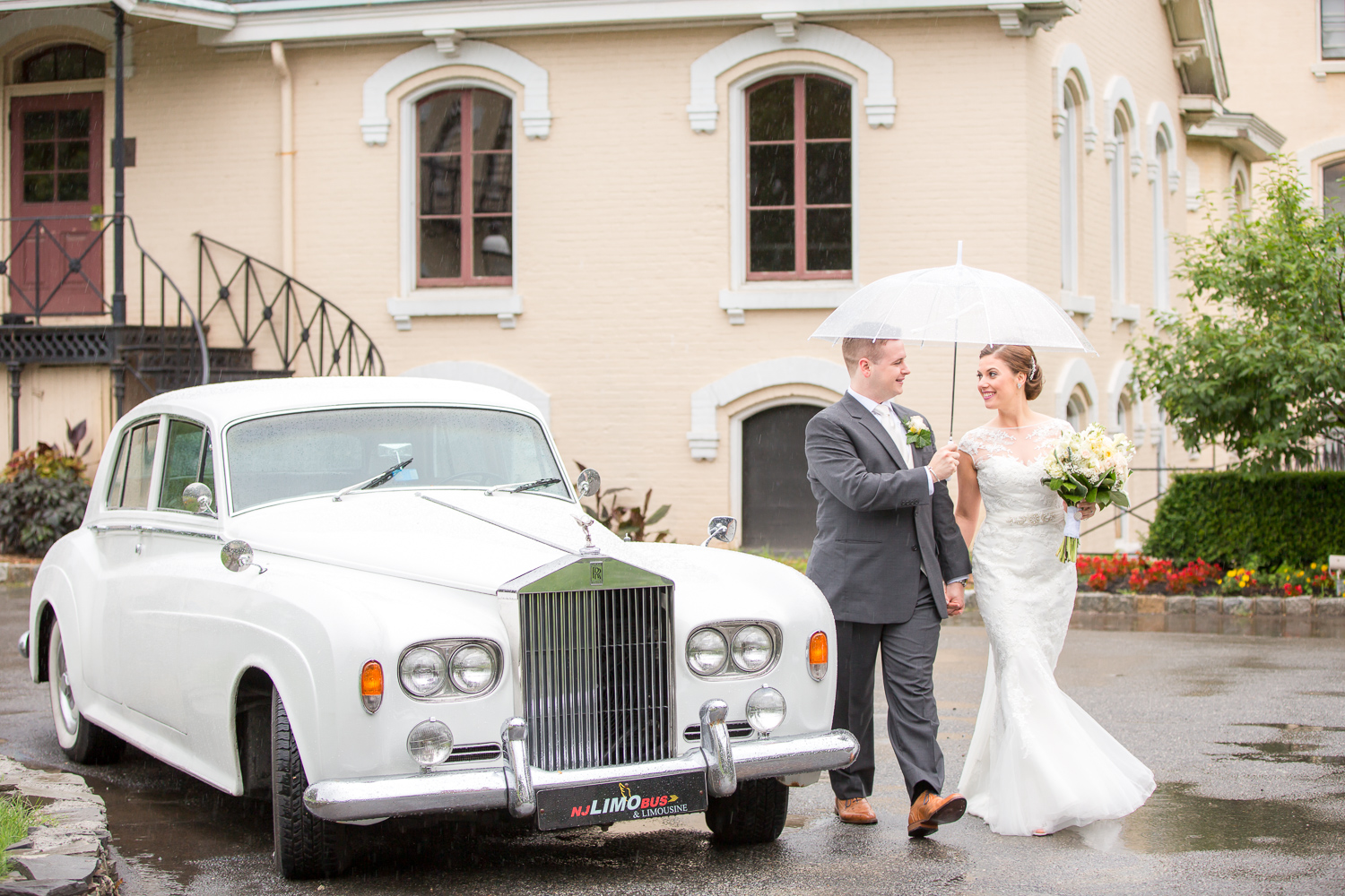 How to prepare for a rainy wedding day