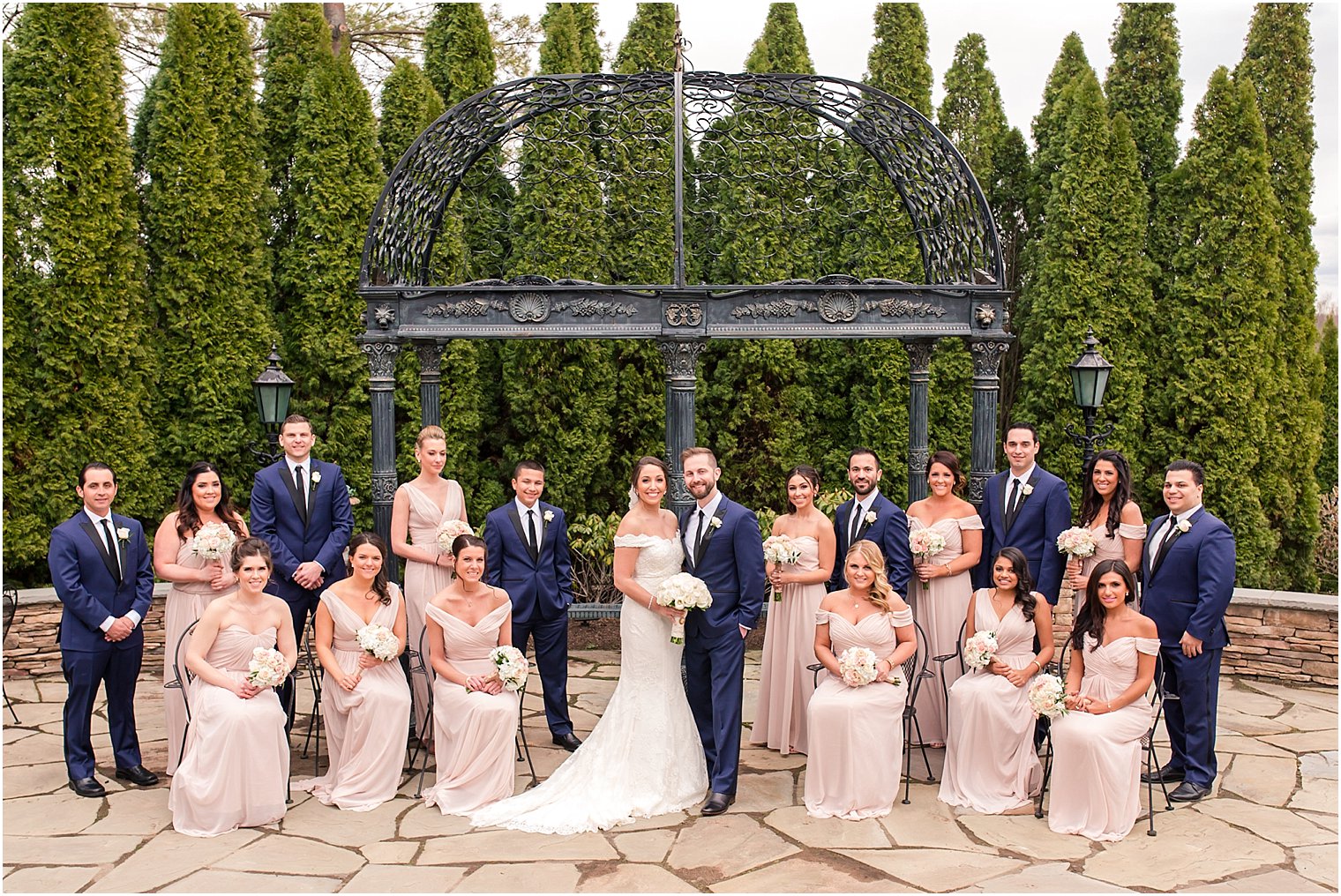 How to pose a large bridal party