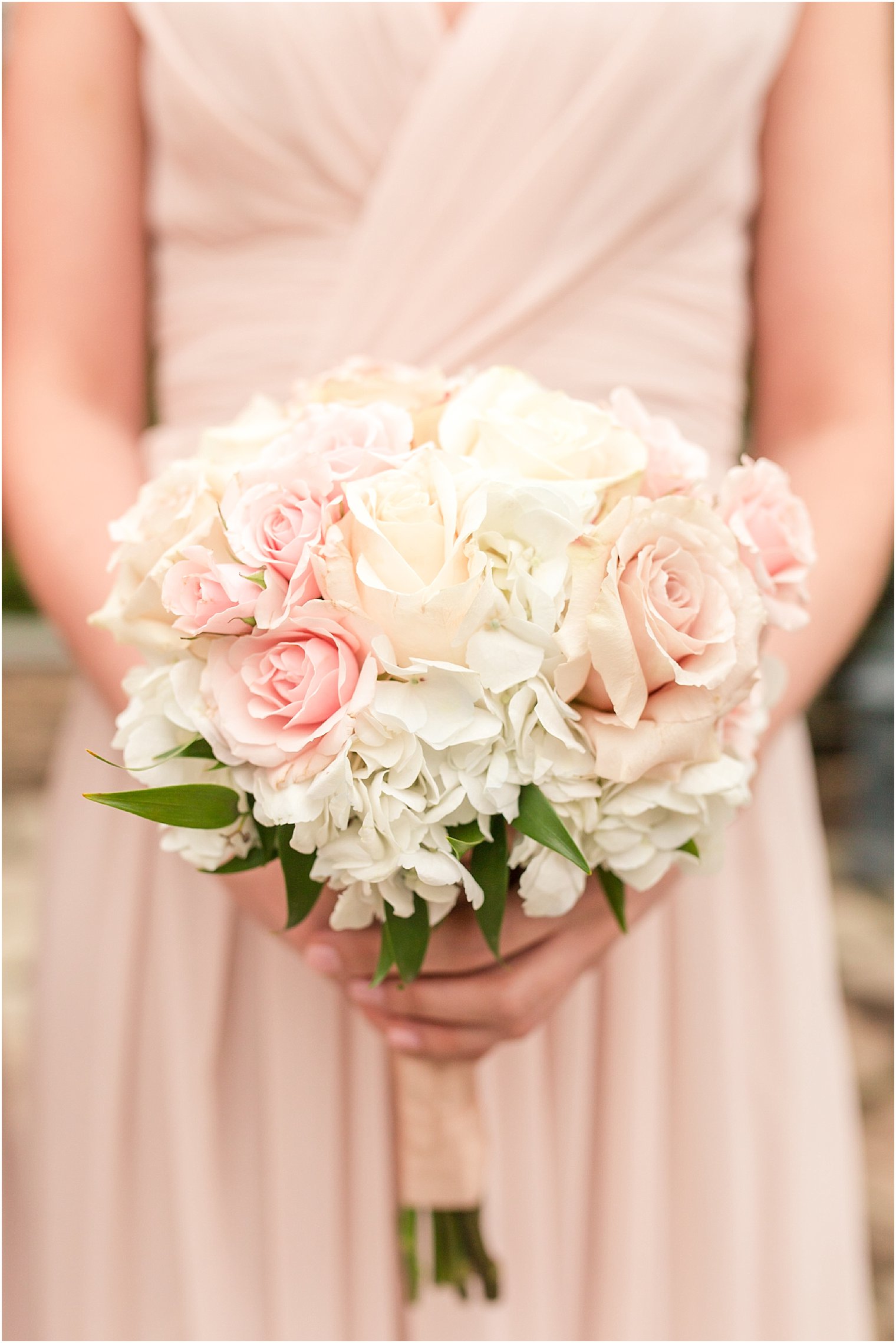 Blush and cream bouquet by Yumila Florals