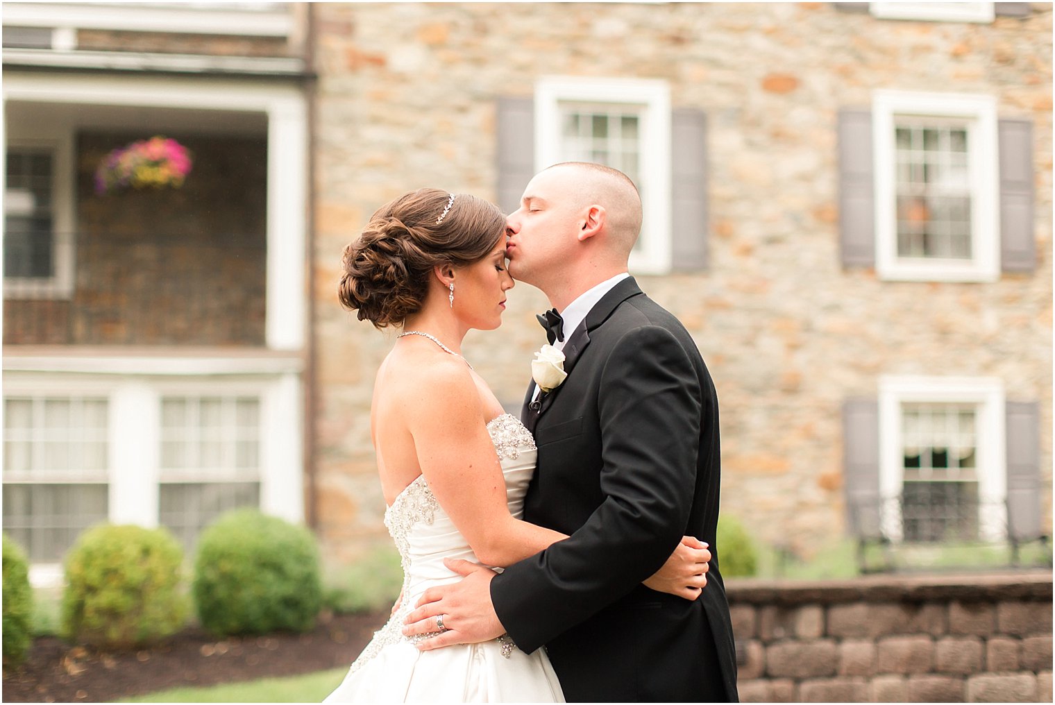 Sweet forehead kiss | Photo by Idalia Photography