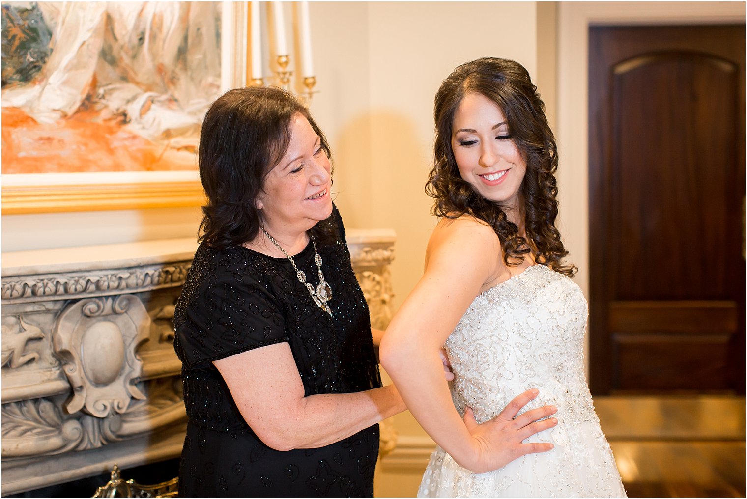 Bride getting ready with her mother | Photo by Idalia Photography