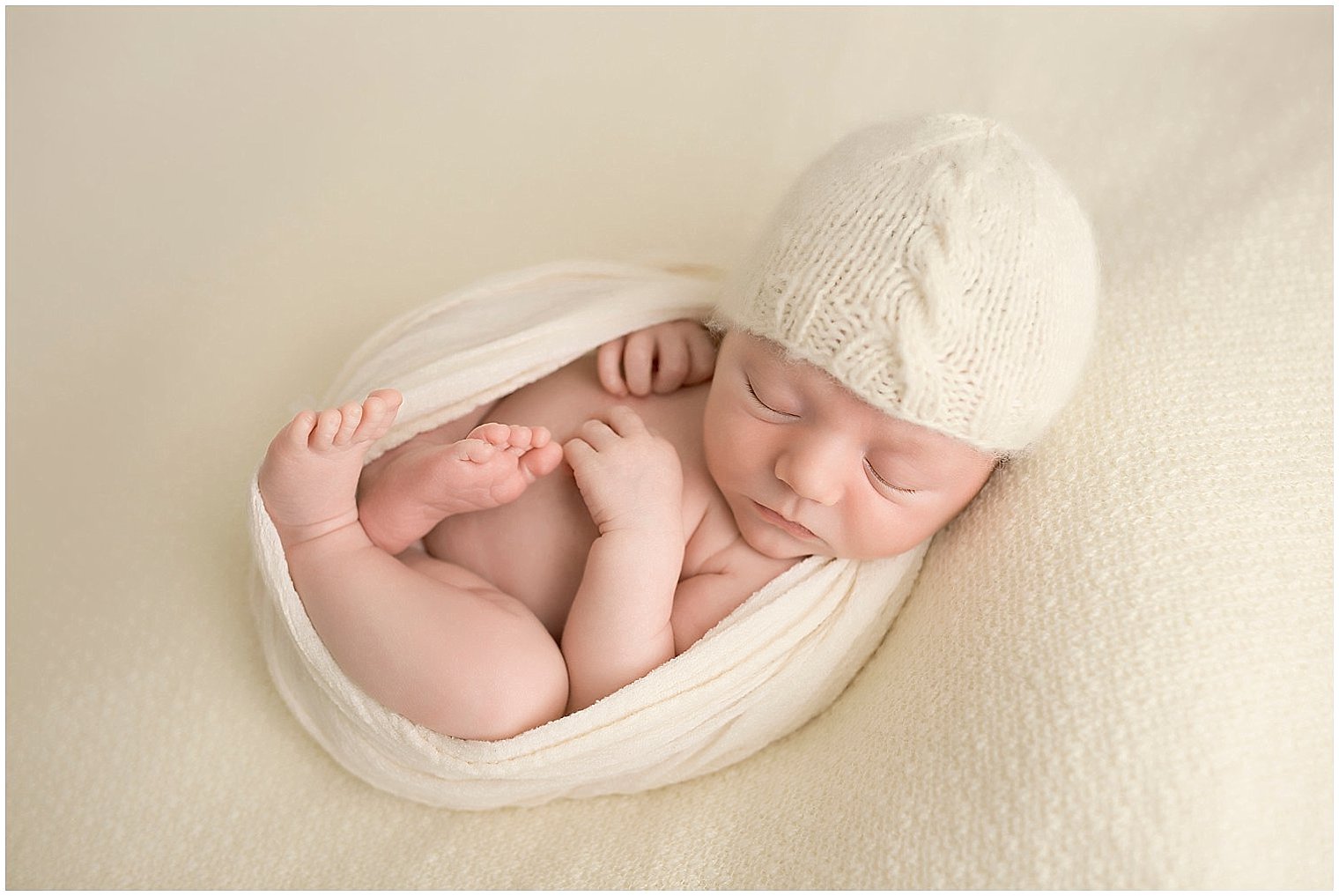 Newborn boy in Huck Finn Pose | Photo by Idalia Photography