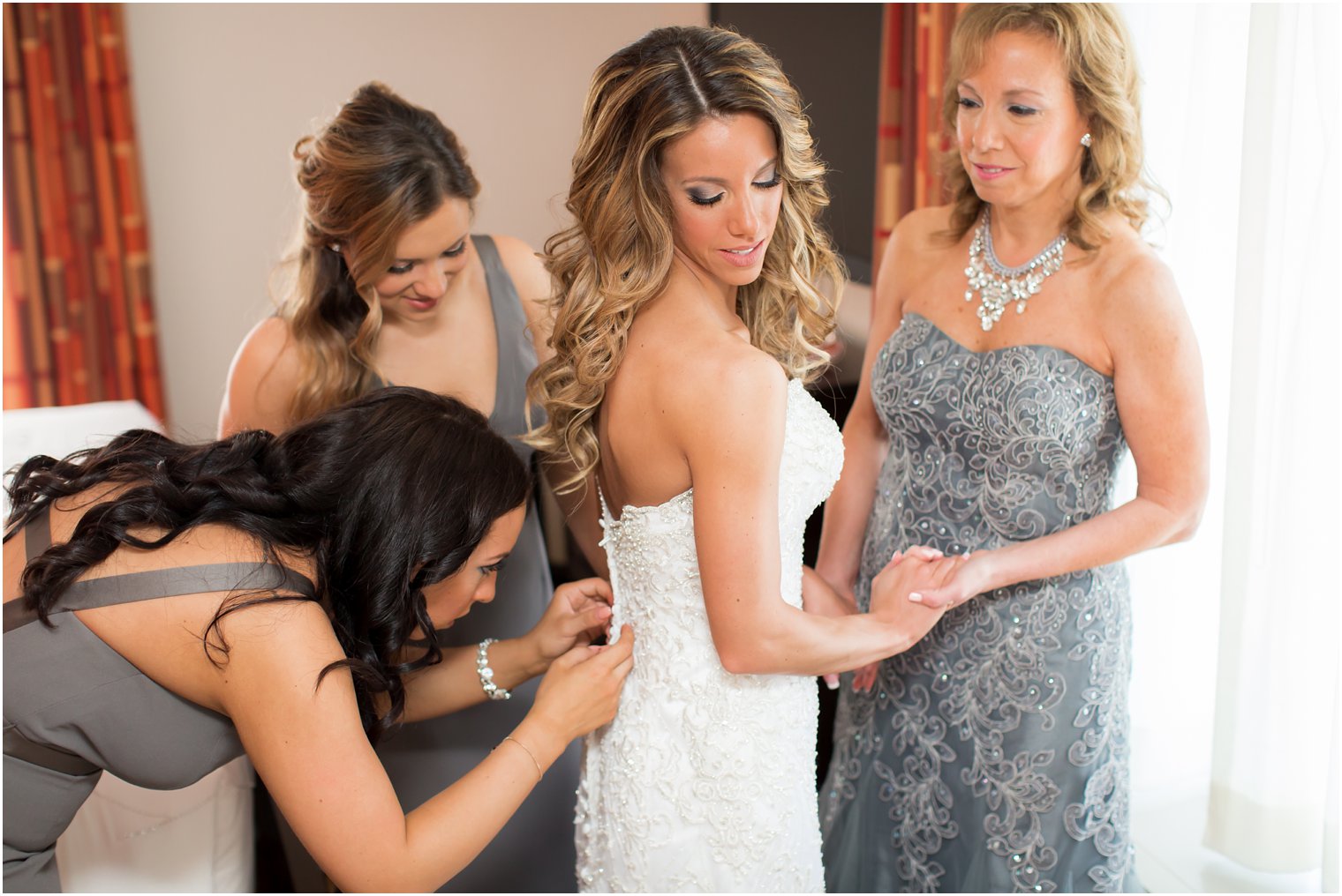 Bride getting ready in Wilshire Grand Bridal Suite | Photos by Idalia Photography