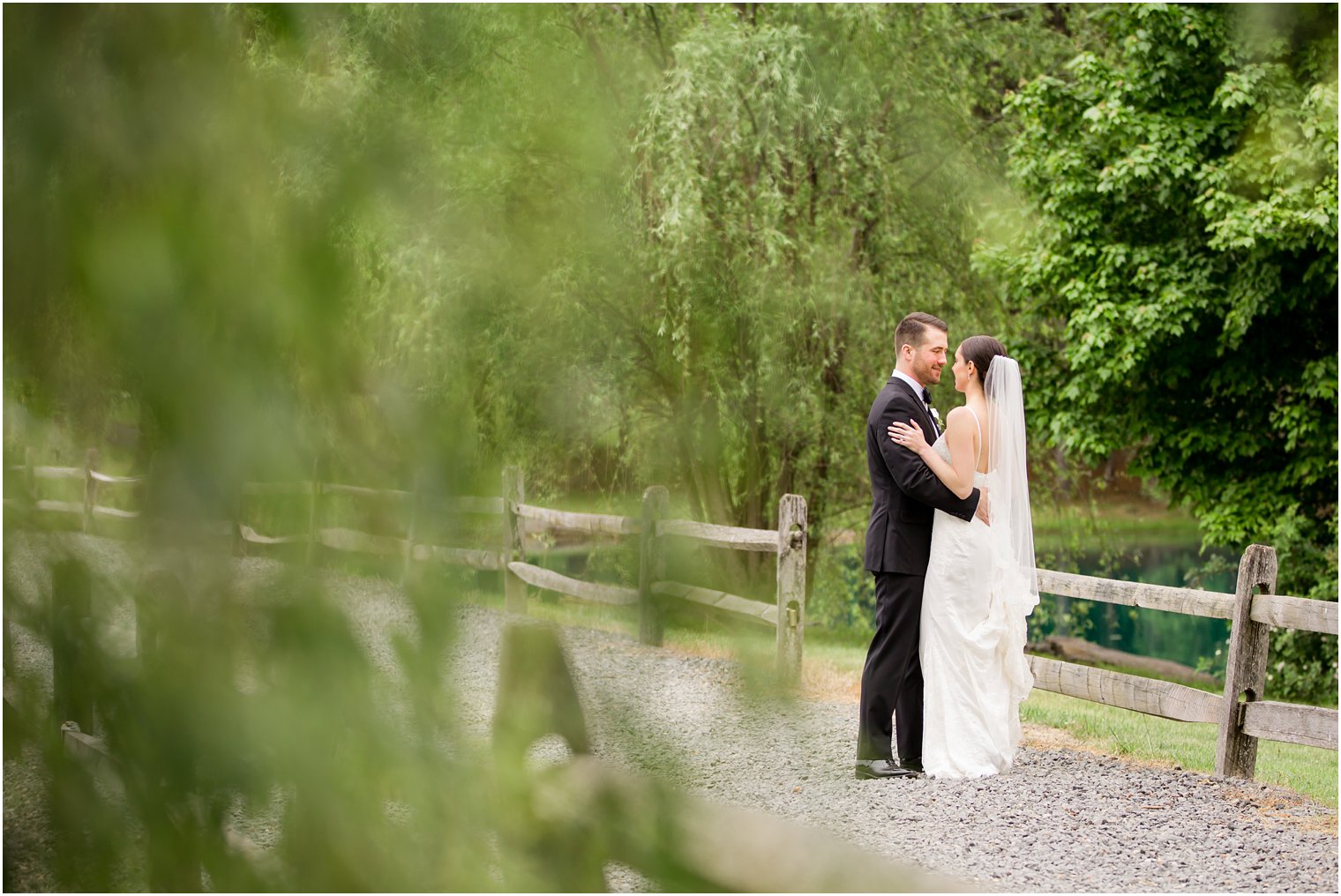 Weeping willow tree posing ideas | Photos by Idalia Photography