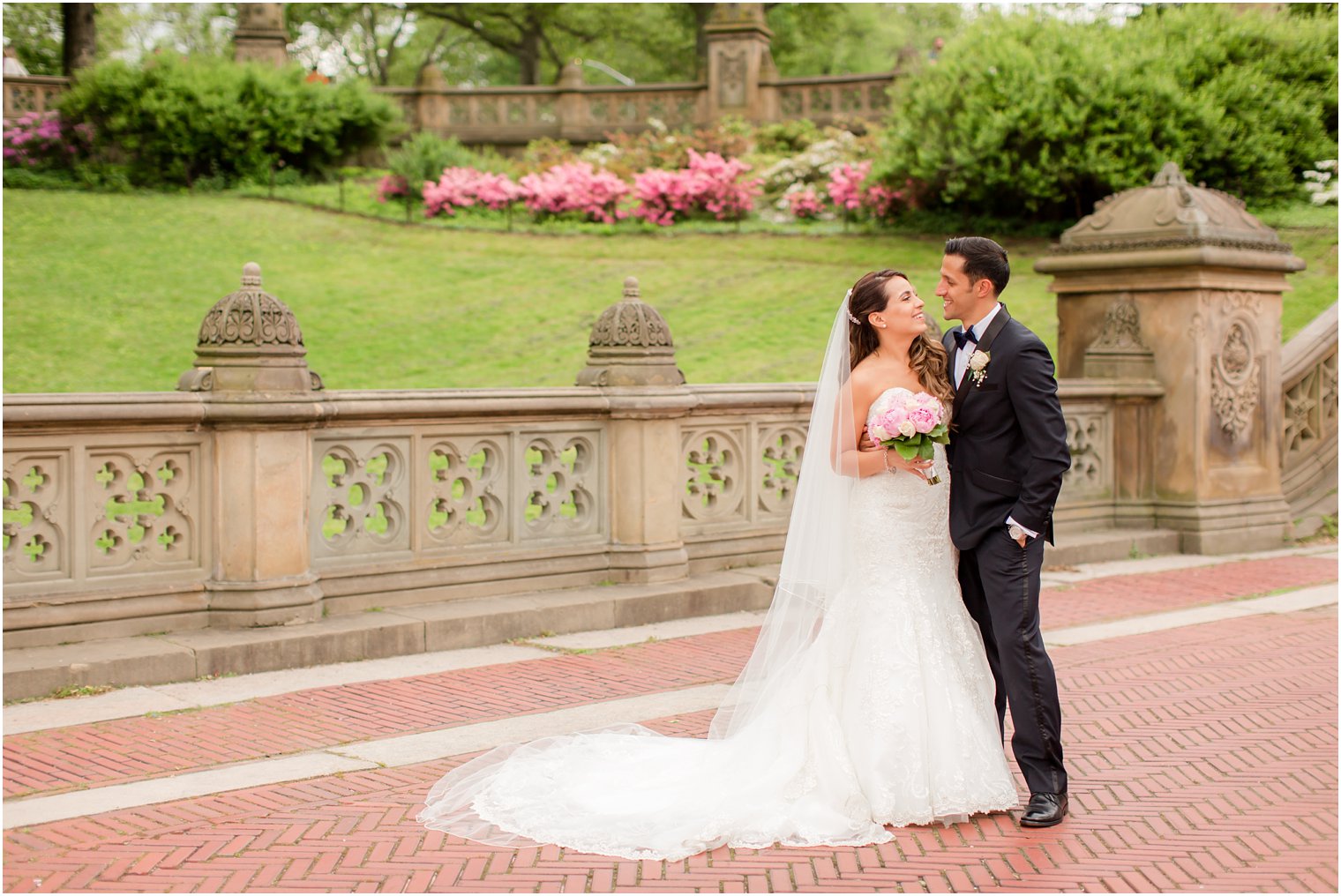 Romantic bride and groom photo in Central Park | Photo by Idalia Photography