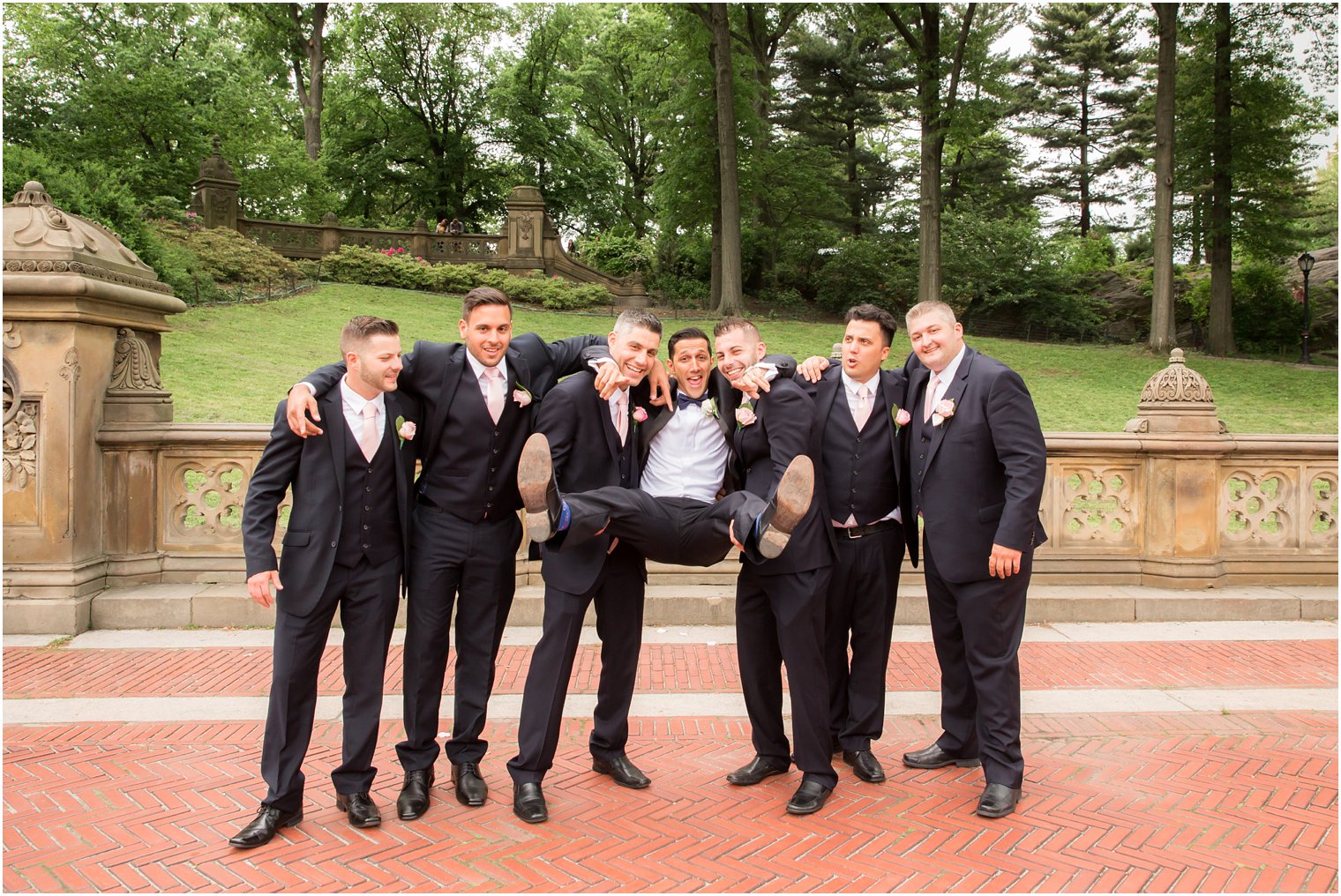 Fun groomsmen photo pose | Photo by Idalia Photography