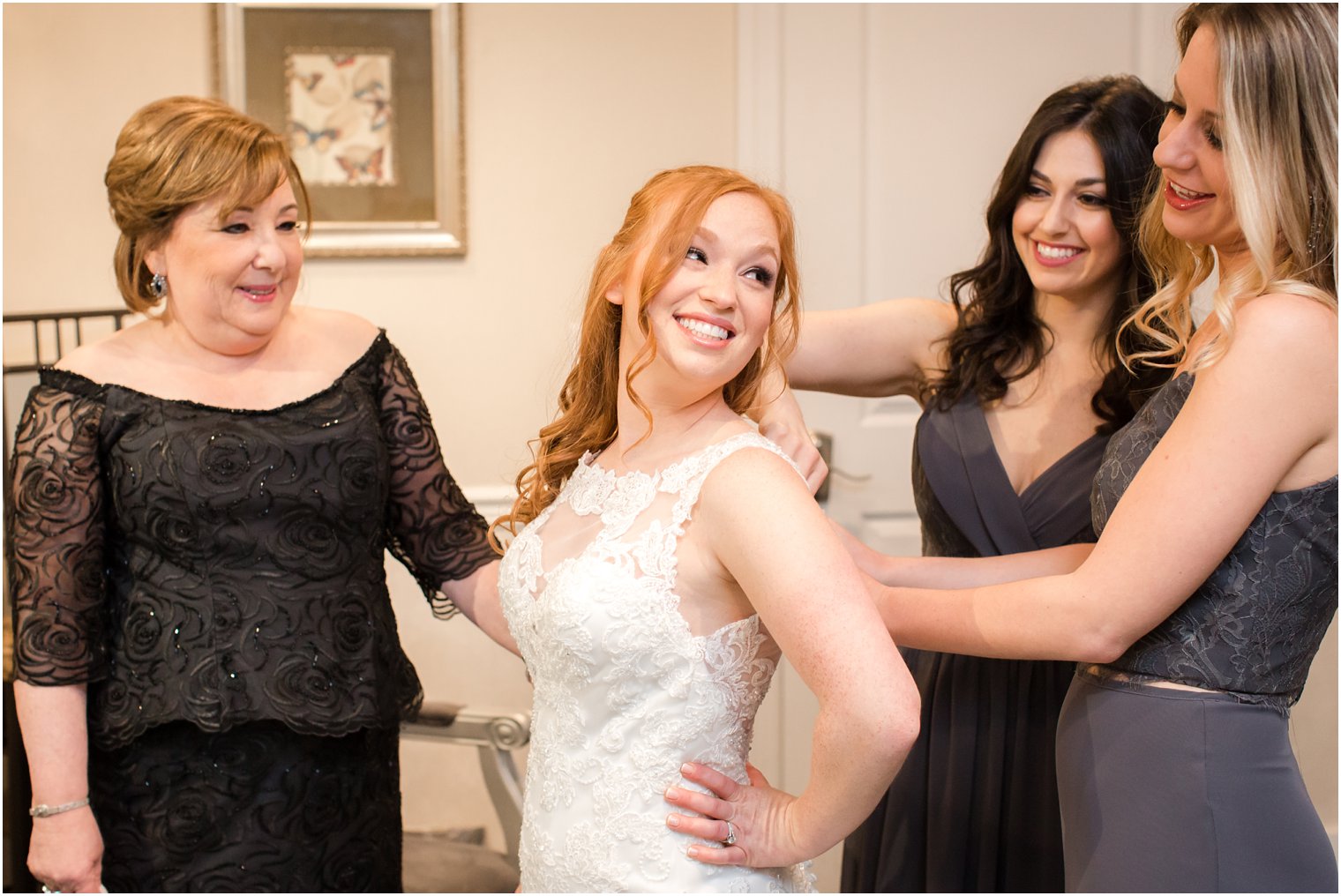 Bridesmaids getting ready in Wilshire Grand Hotel Bridal Suite | Photos by Idalia Photography