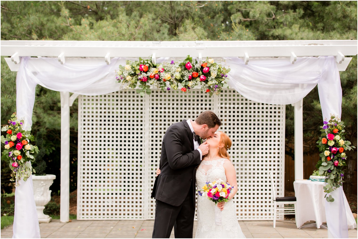 Bride and Groom kiss photo at Wilshire Grand | Photos by Idalia Photography