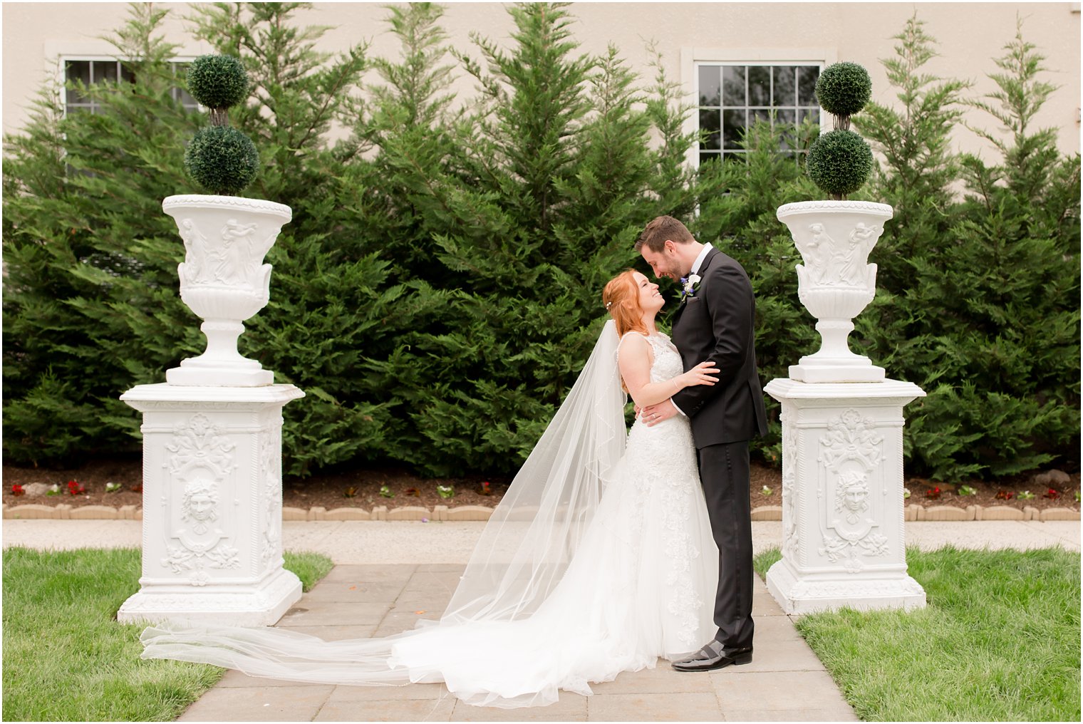 Outdoor Wedding Photos at Wilshire Grand | Photos by Idalia Photography