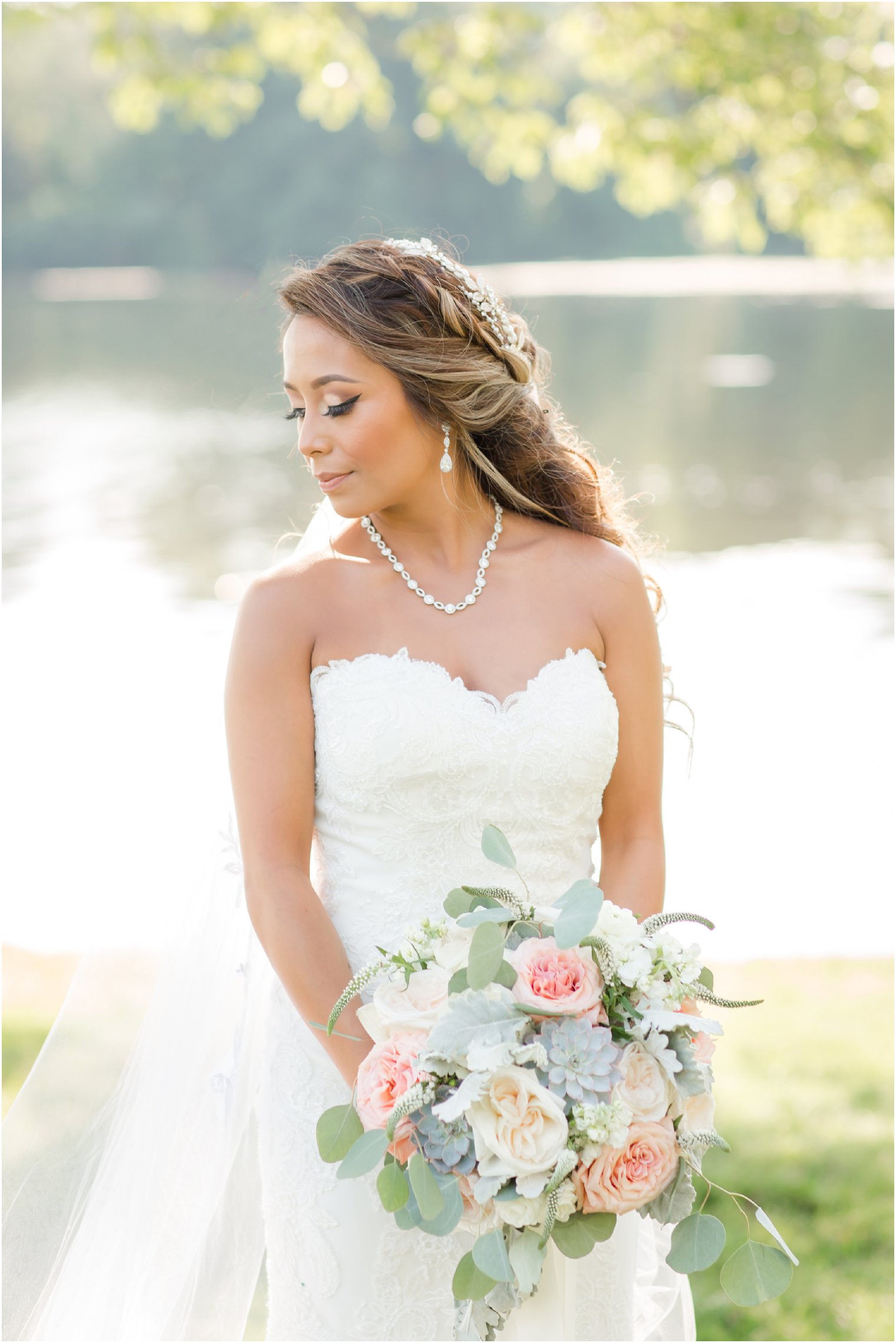 Bride with sweetheart neckline at Indian Trail Club | Idalia Photography