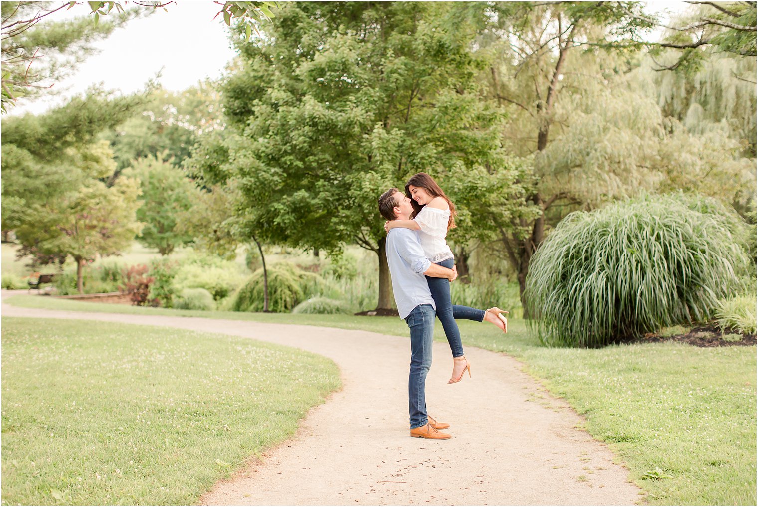 Posing ideas for tall groom short bride