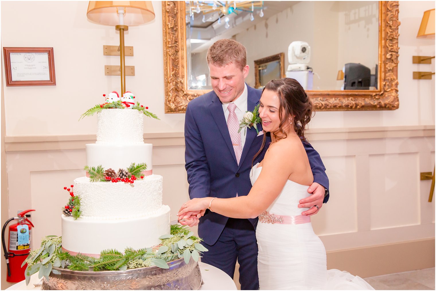 Bride and groom cutting their cake at Stone House at Stirling Ridge in Warren, NJ | Encore Entertainment