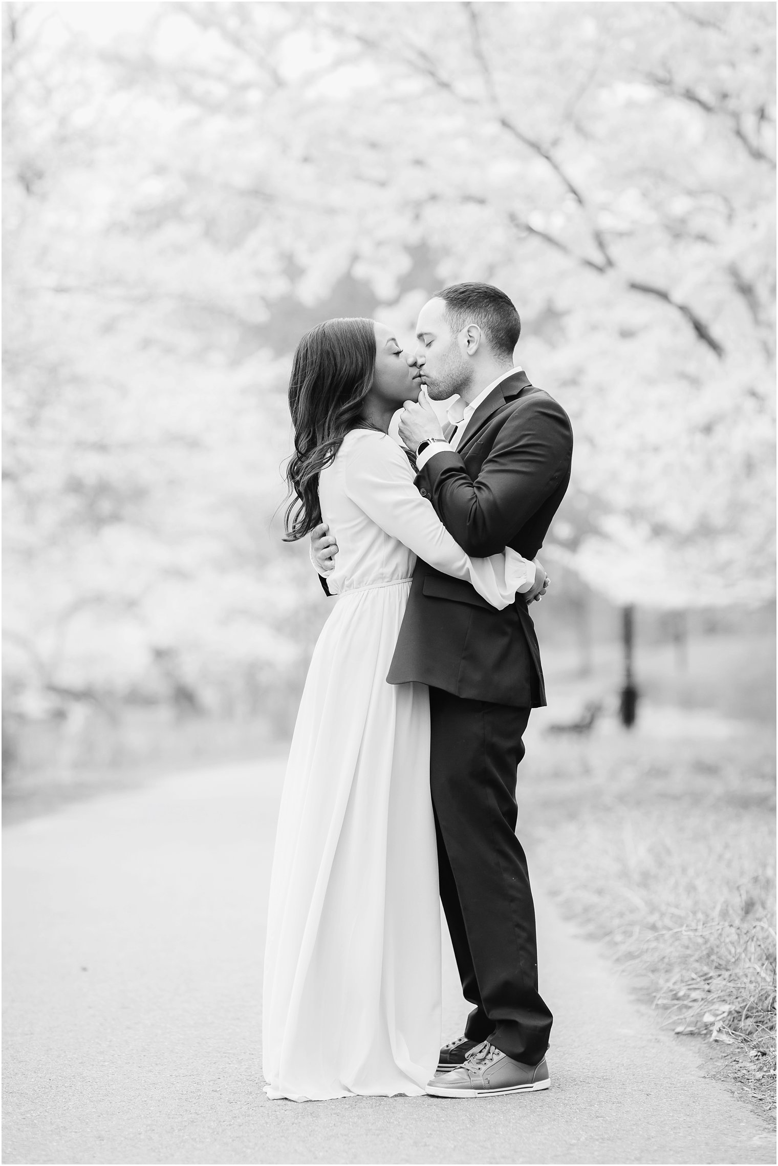 romantic kiss photo in black and white