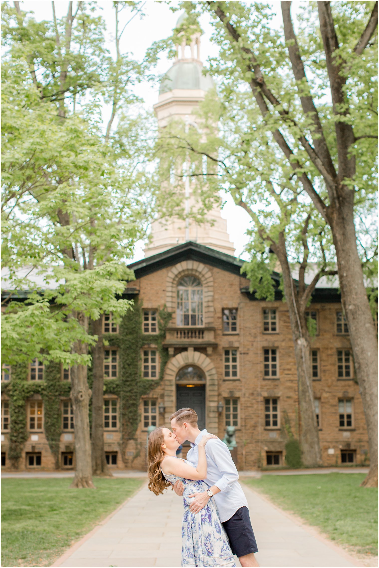 couple kissing in the princeton quad