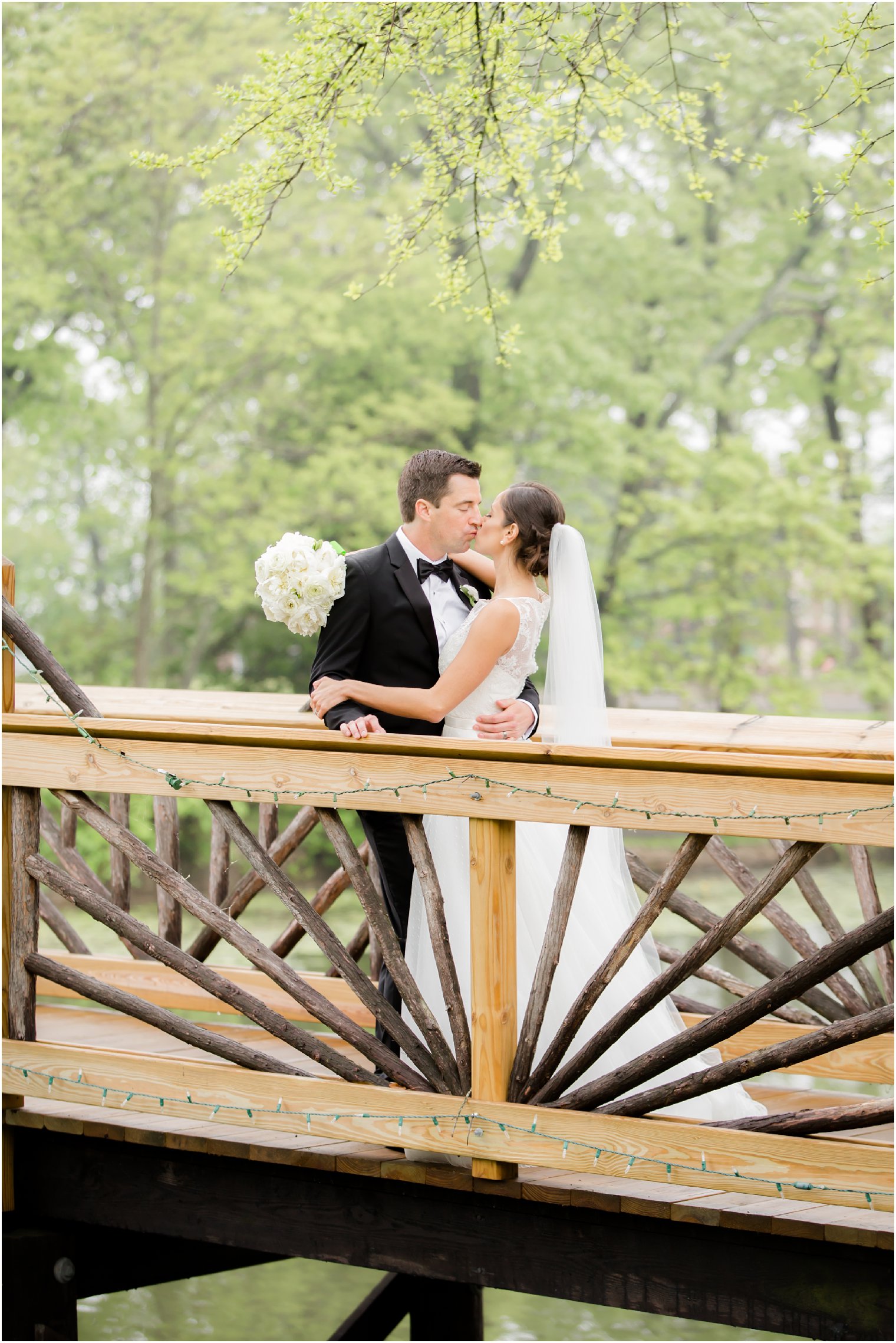 romantic kiss photo on bridge