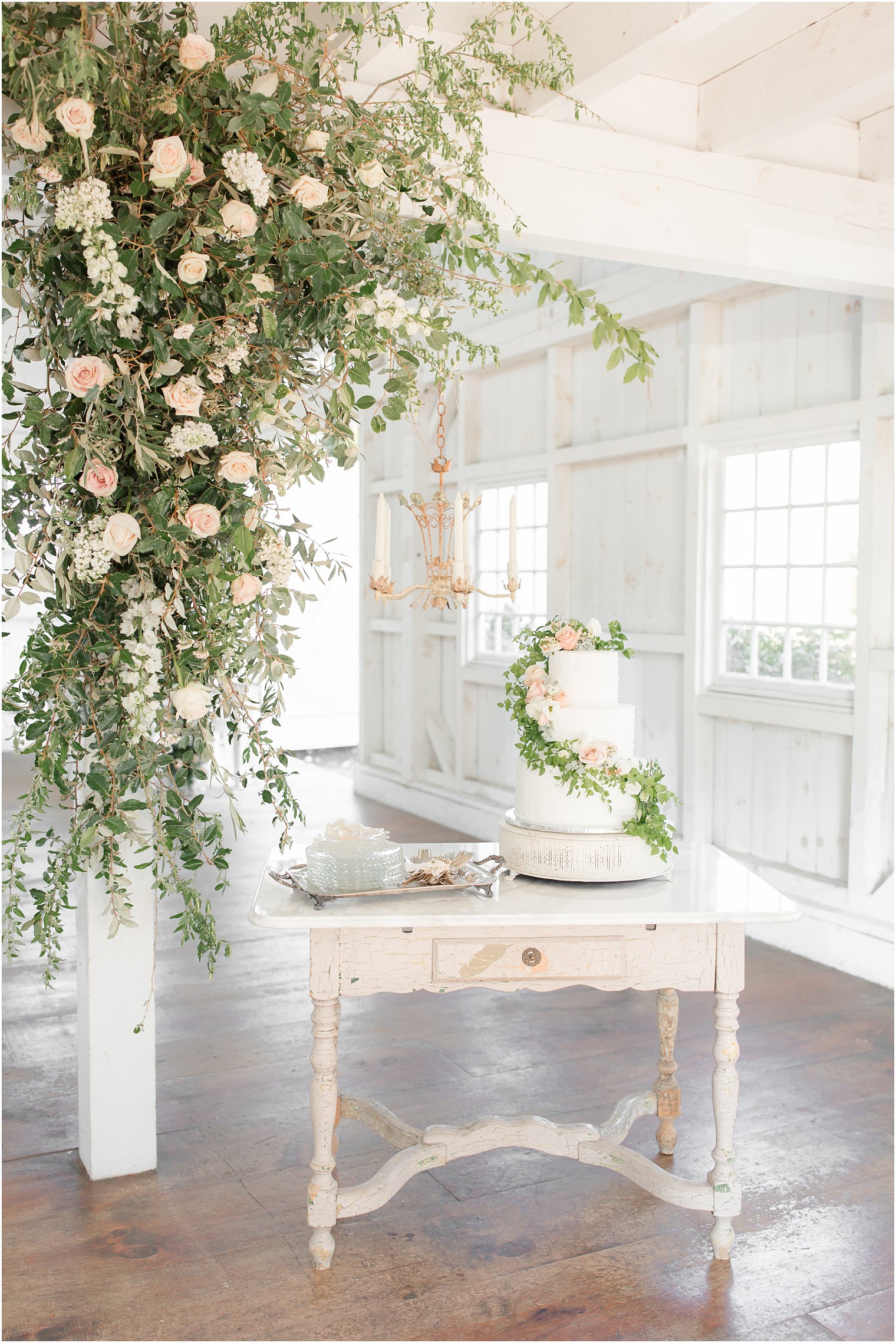 Rustic cake set-up at Bonnet Island