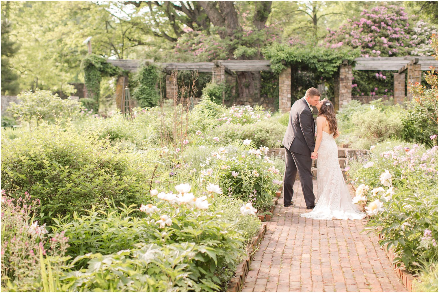 romantic gardens for wedding photos