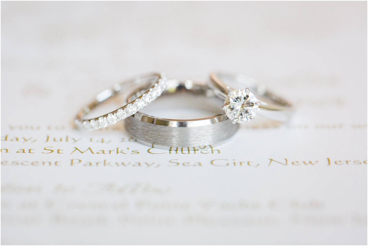 close-up photo of wedding rings