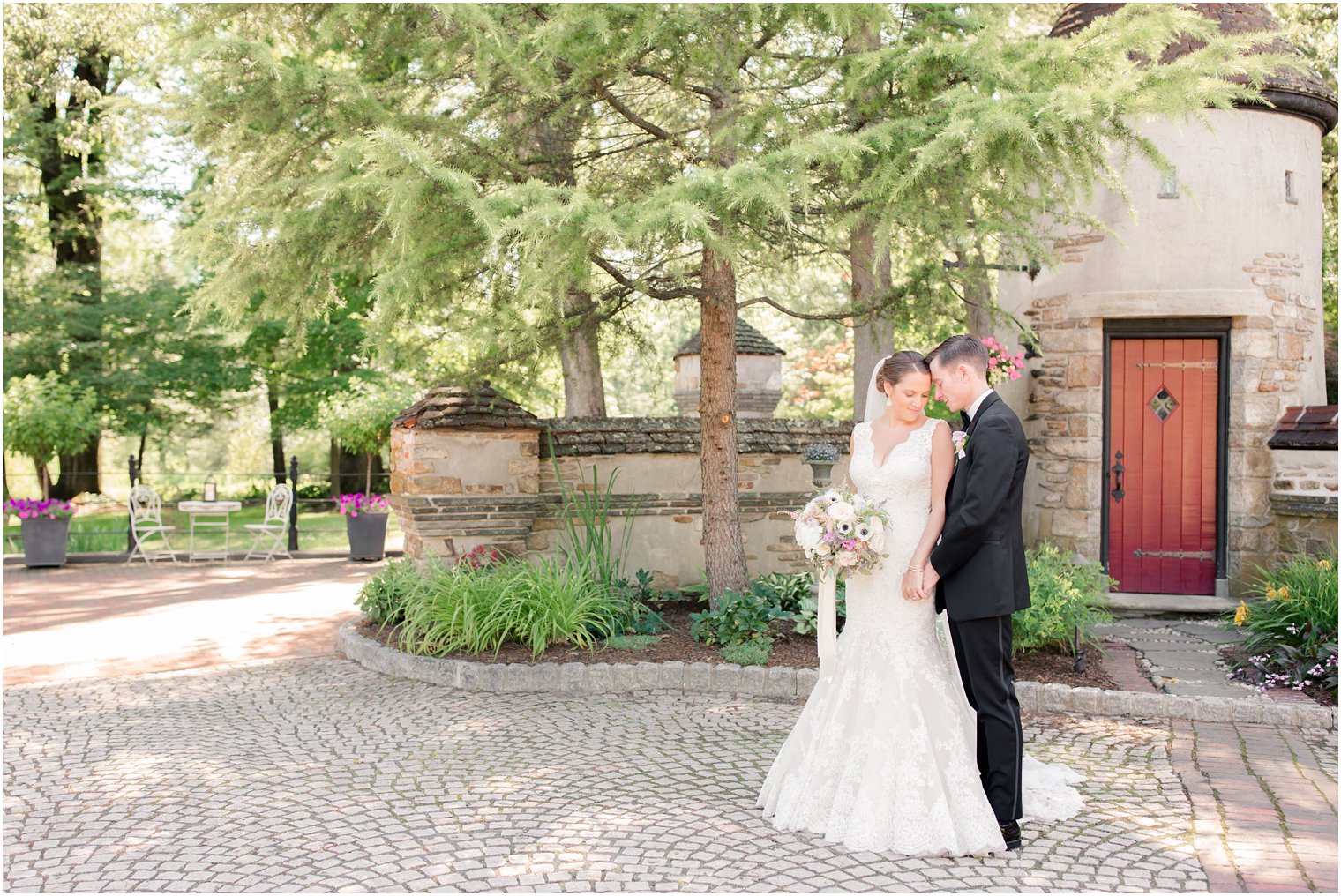 classic and timeless wedding photos at Pleasantdale Chateau