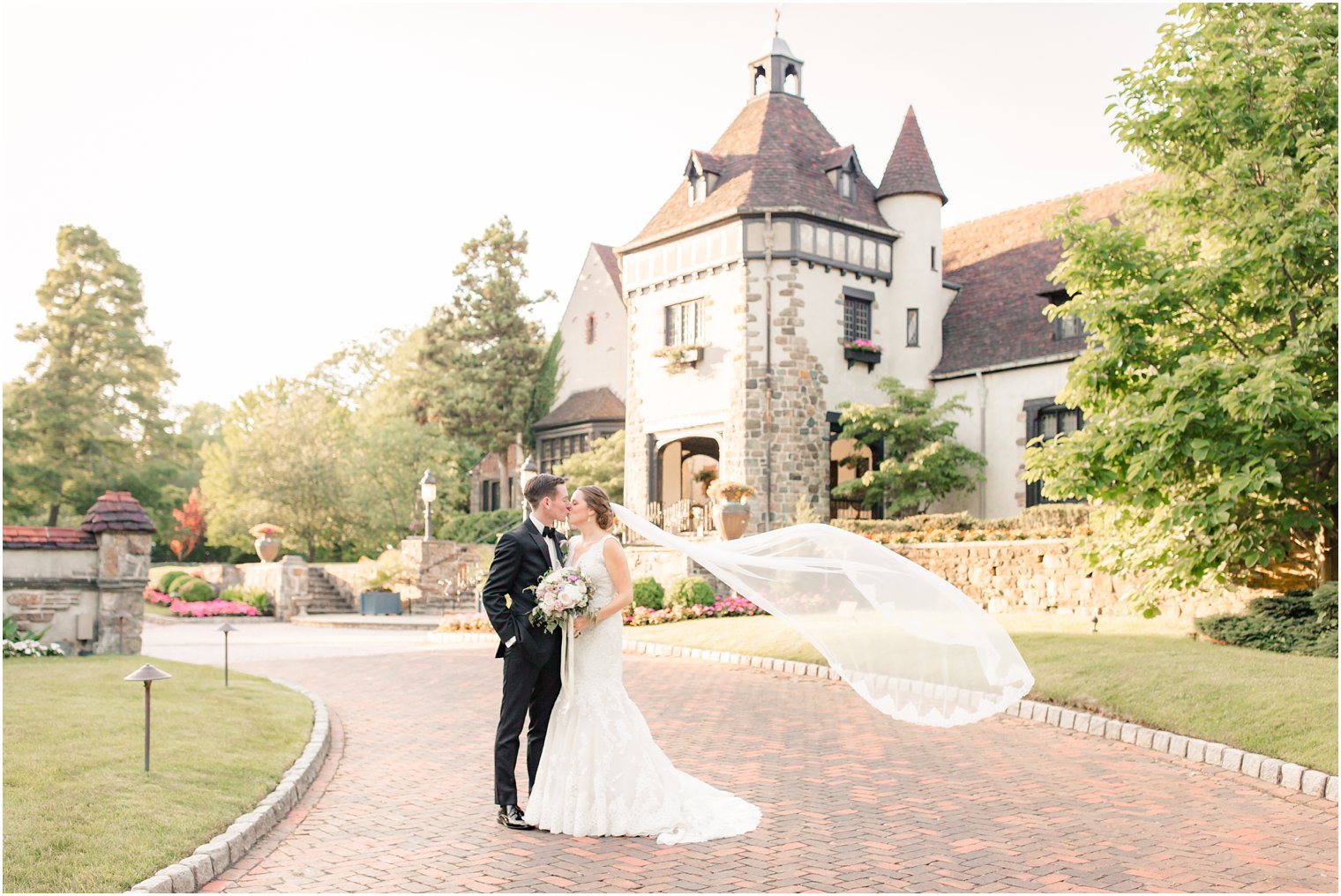 kiss photo in front of Pleasantdale Chateau