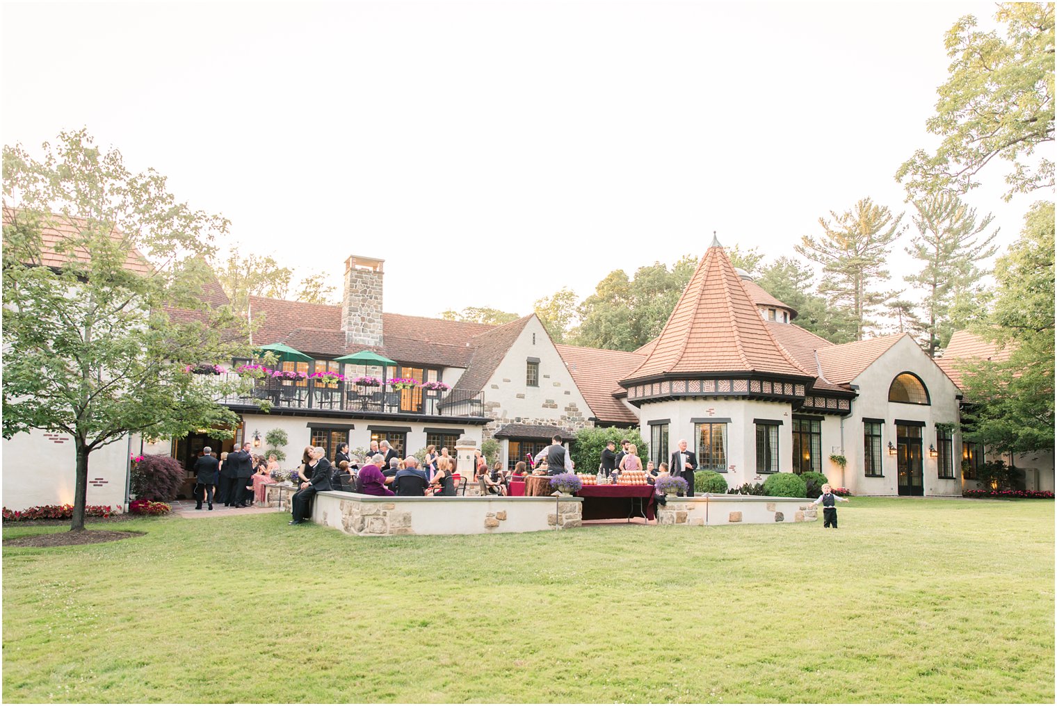 outdoor cocktail hour at Pleasantdale Chateau