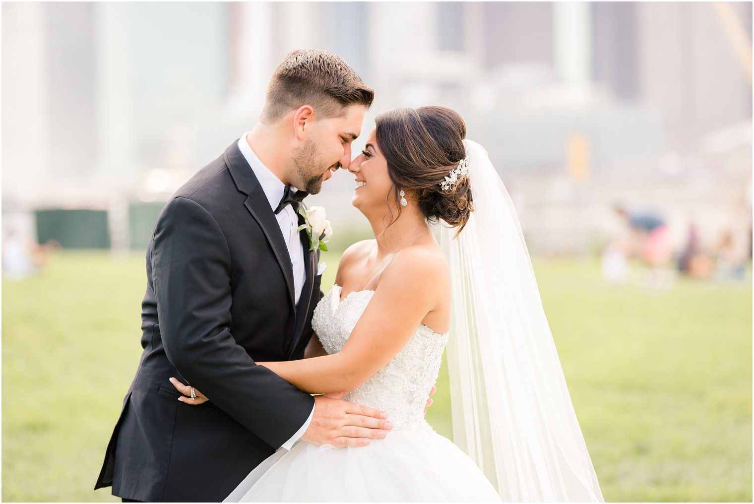 Natural portrait of bride and groom at the Brooklyn Bridge