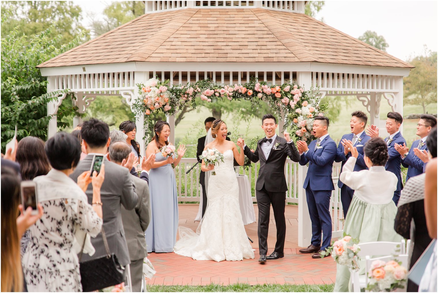 outdoor wedding ceremony photographed by Idalia Photography at Chauncey Hotel