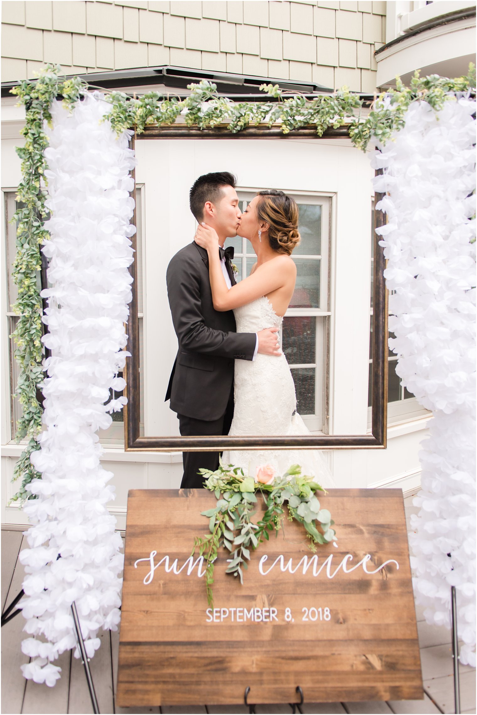 bride and groom pose at photobooth photographed by Idalia Photography