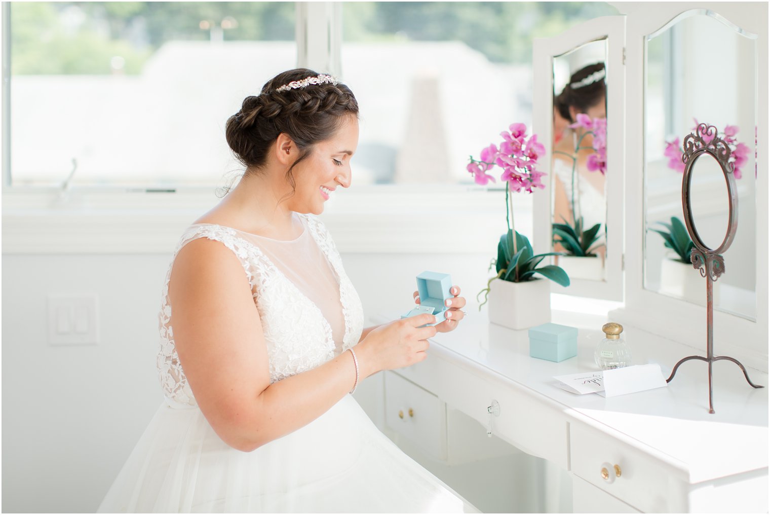 bride opens wedding gift photographed by Idalia Photography