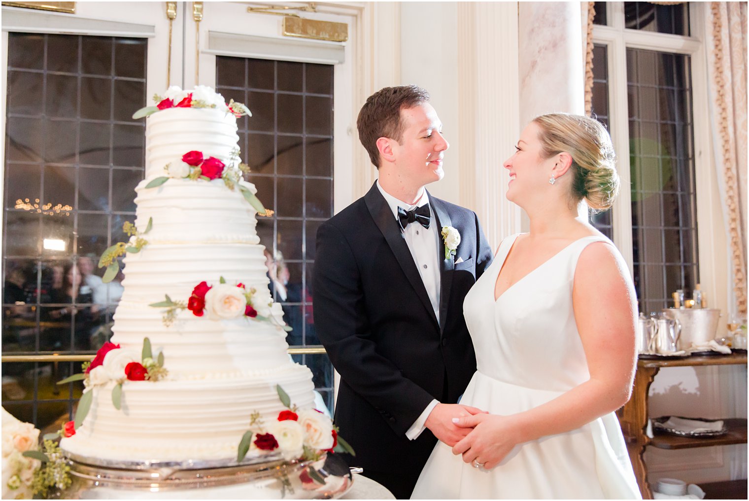 bride and groom cutting their wedding cake at Pleasantdale Chateau