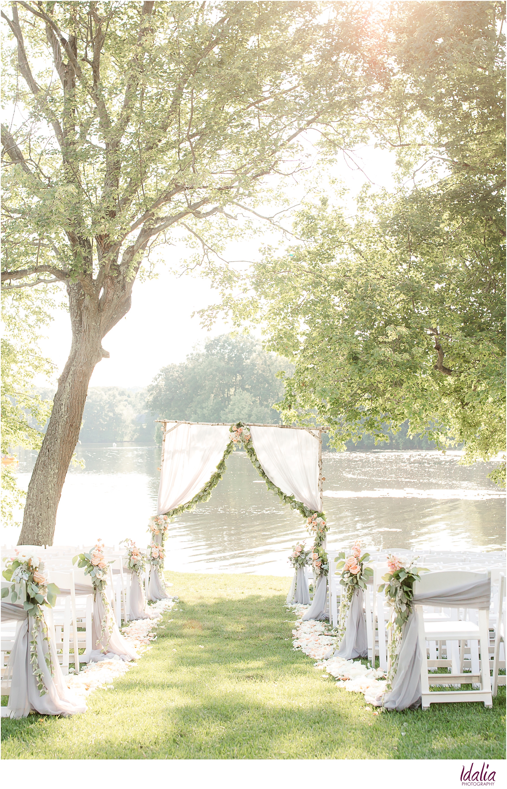 Dreaming of a serene location for your outdoor NJ wedding? Click to view Indian Trail Club, an outdoor venue in Franklin Lakes, NJ | #njweddingvenue #indiantrailclub