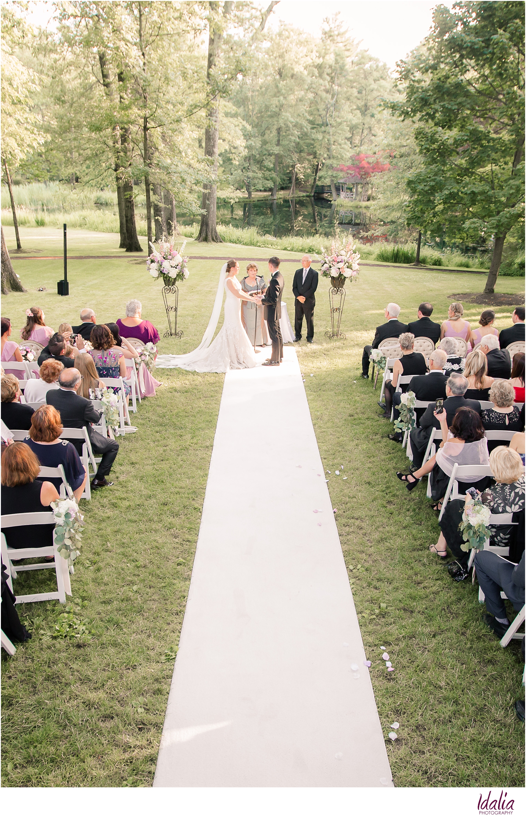 Click to learn about Pleasantdale Chateau and their outdoor wedding ceremony location in West Orange, NJ | #njweddingvenue #pleasantdalechateau