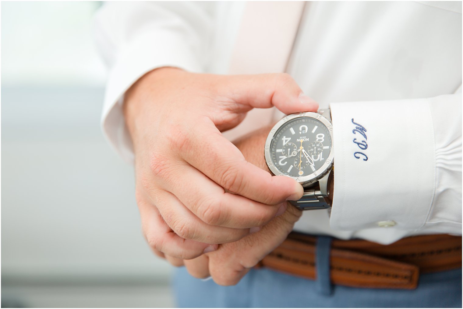 groom prepares for Sandy Hook Chapel wedding photographed by Idalia Photography