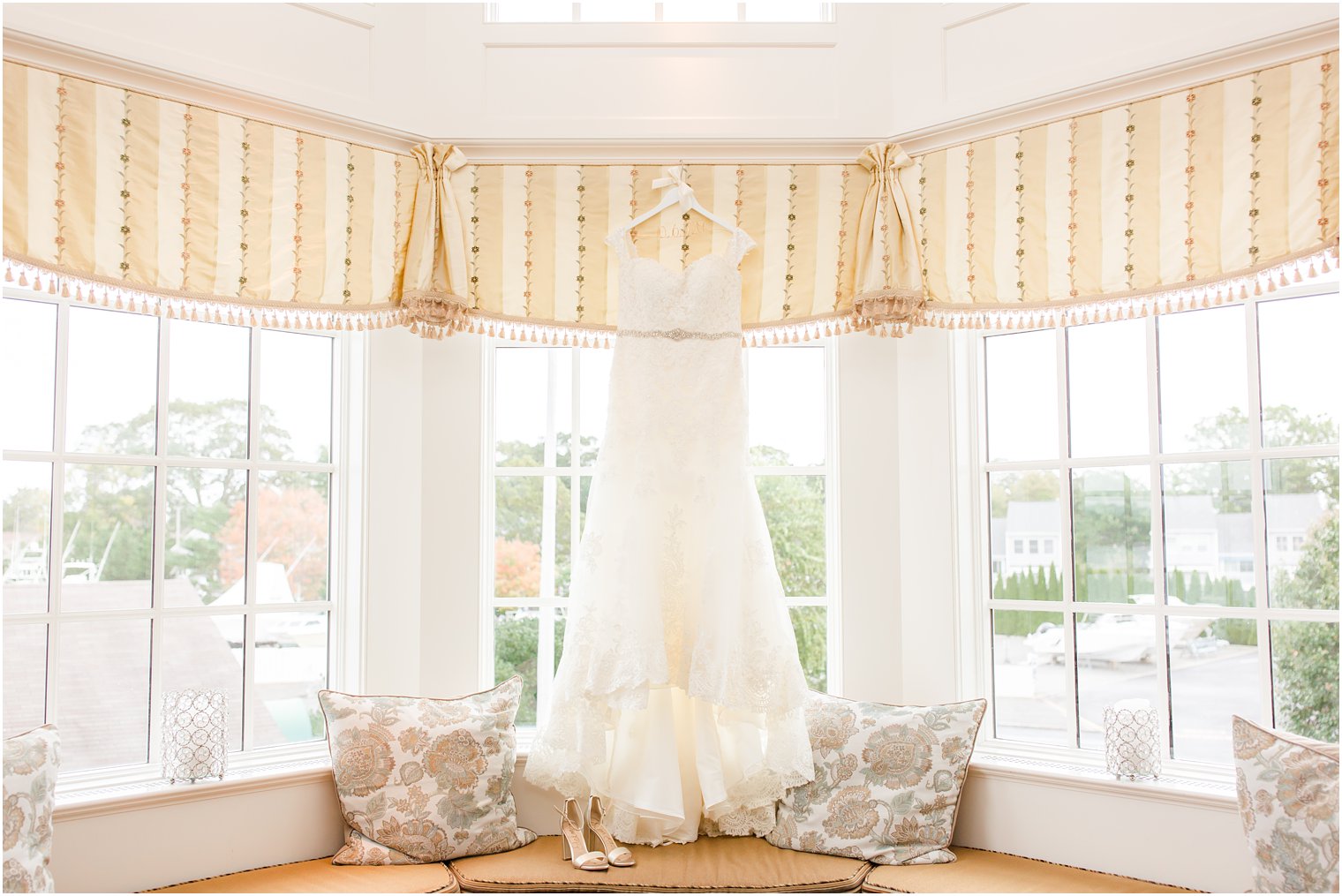bridal suite at Clarks Landing Yacht Club photographed by Idalia Photography