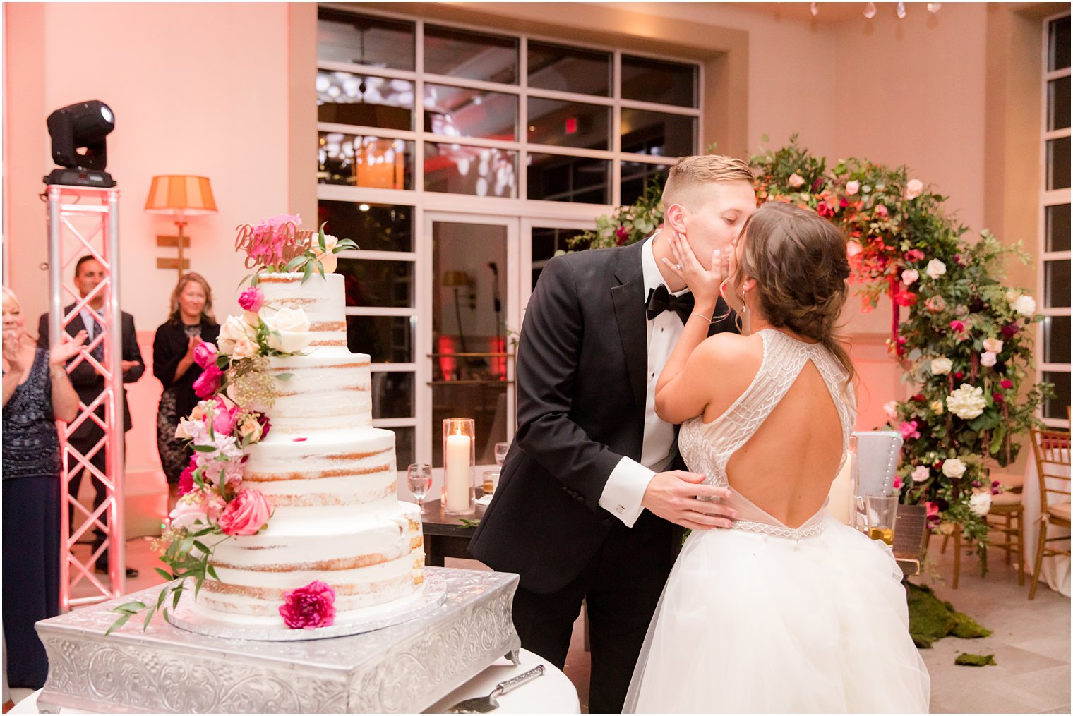 Idalia Photography captures cake cutting