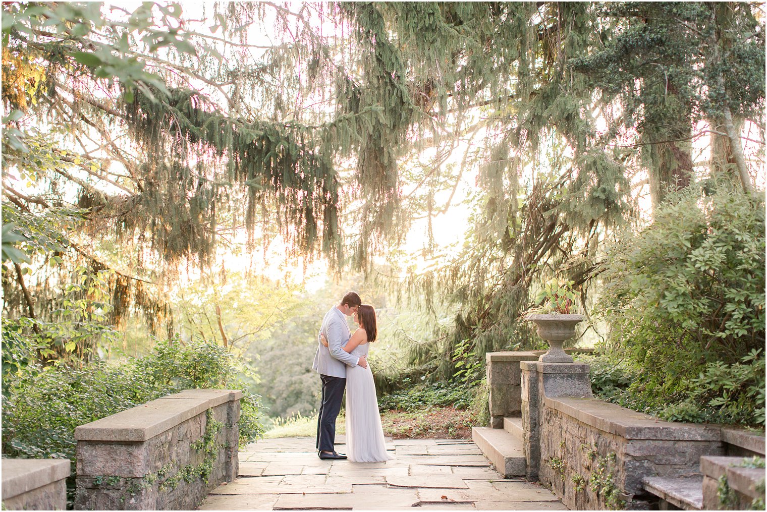 dreamy summer engagement at Skylands Manor with Idalia Photography