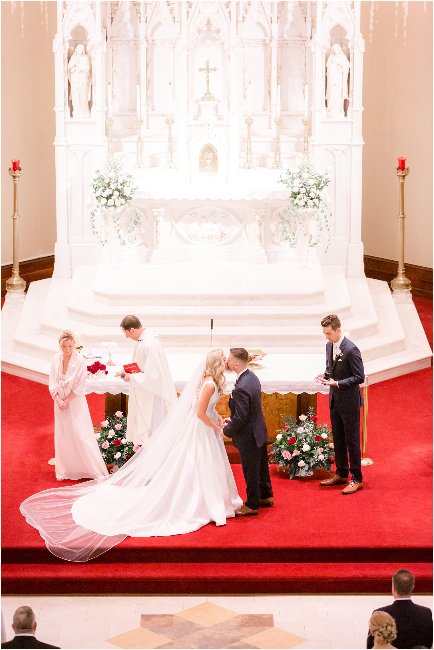 wedding ceremony in church photographed by Idalia Photography