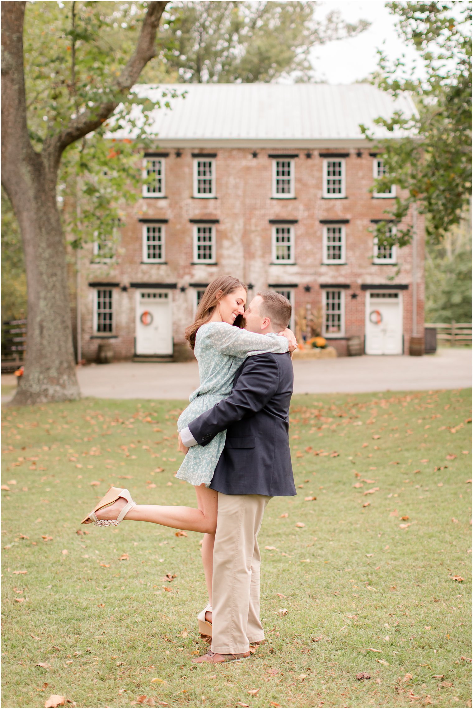 autumn engagement photos by Idalia Photography