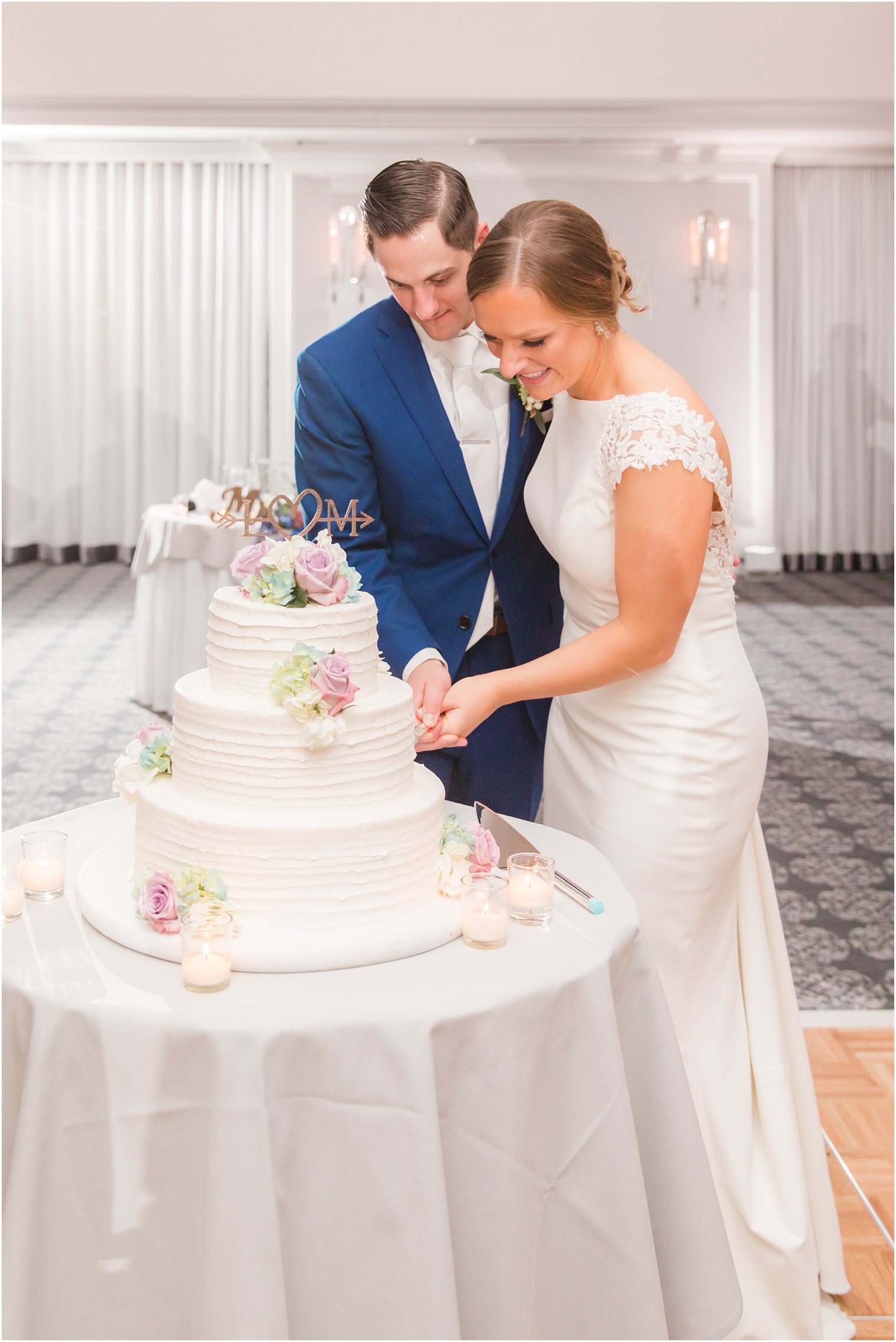 Idalia Photography photographs New York Country Club wedding cake cutting