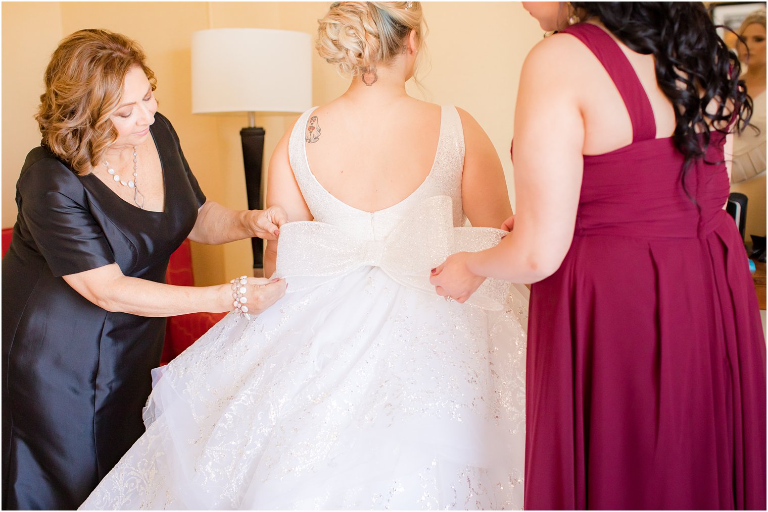Idalia Photography captures bride preparing for Ryland Inn wedding