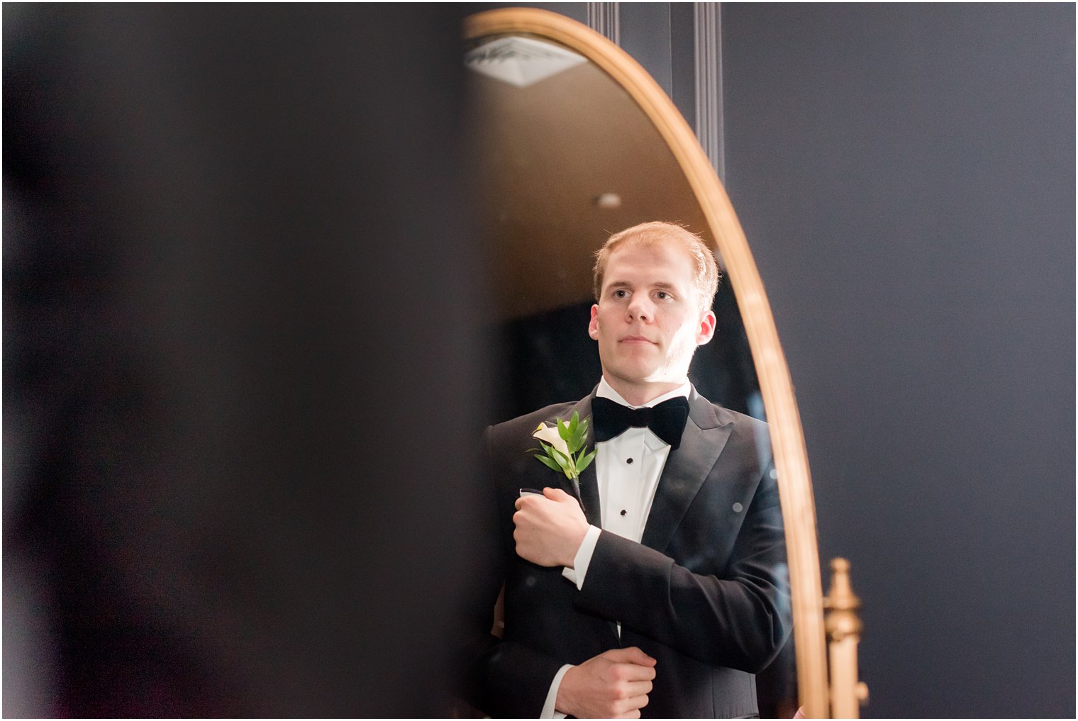 groom portrait in Park Chateau bridal suite