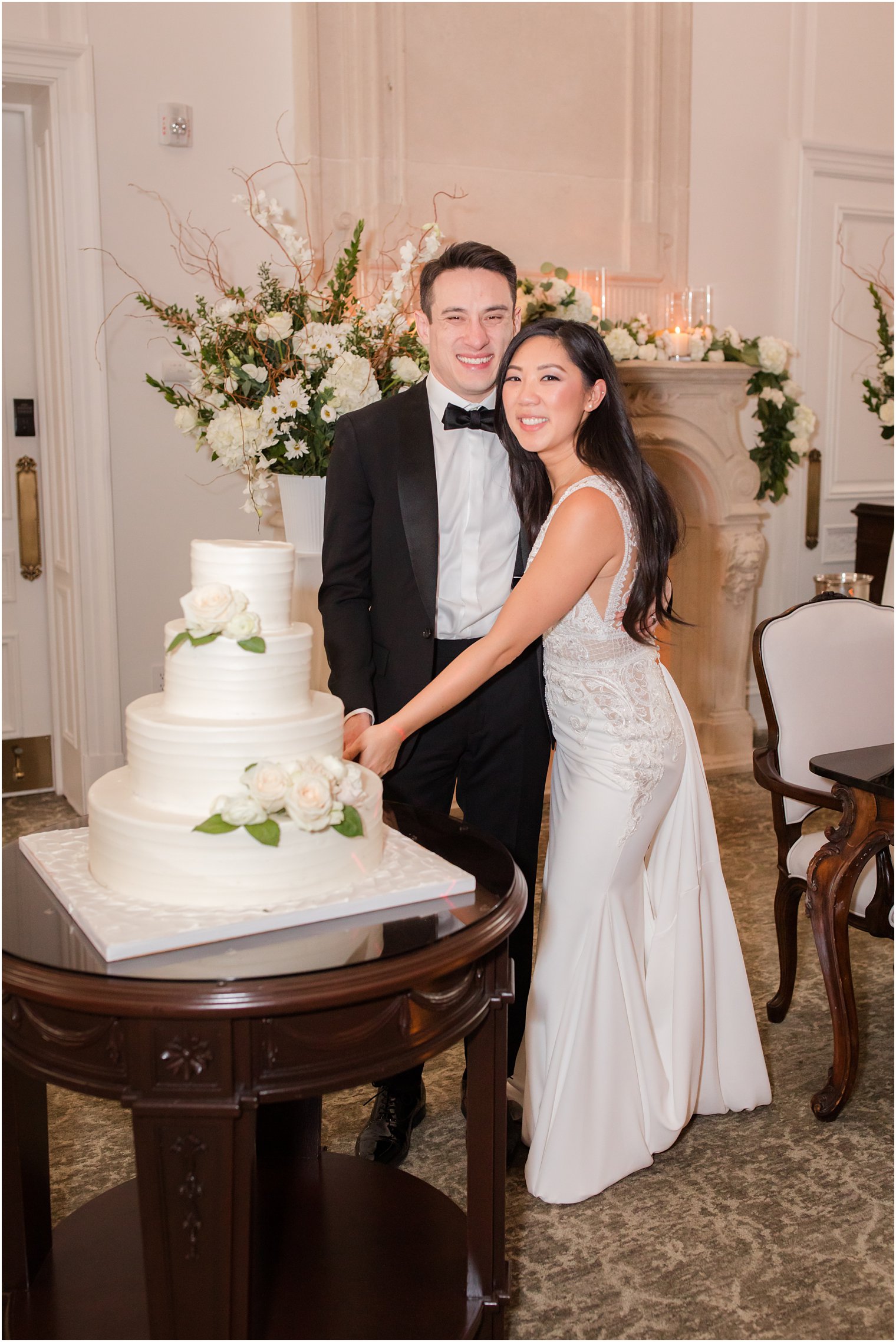 Bride and groom cutting their cake at Park Chateau Estate