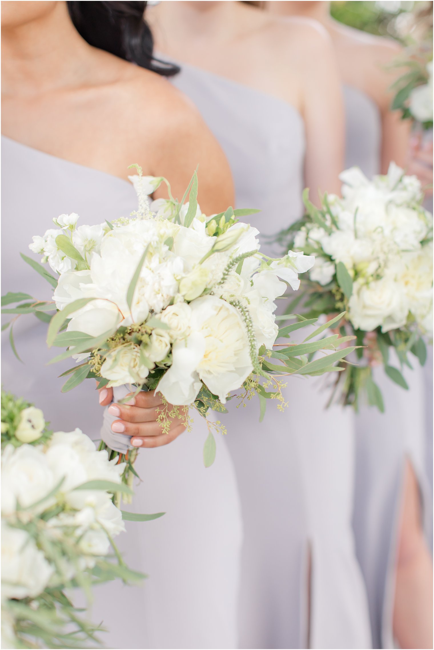White bridesmaid bouquets