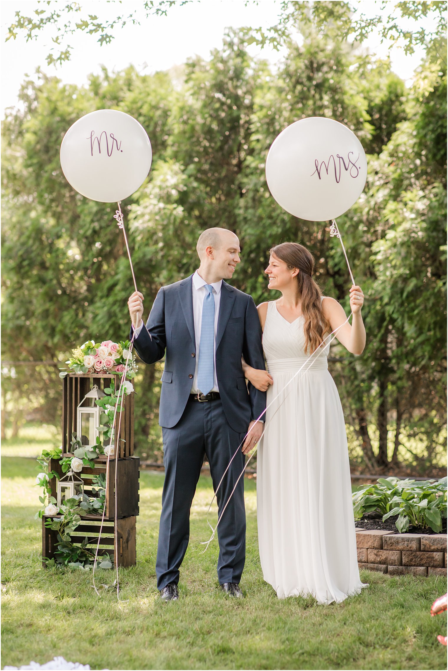 Newly married couple with balloons | NJ backyard wedding by Idalia Photography